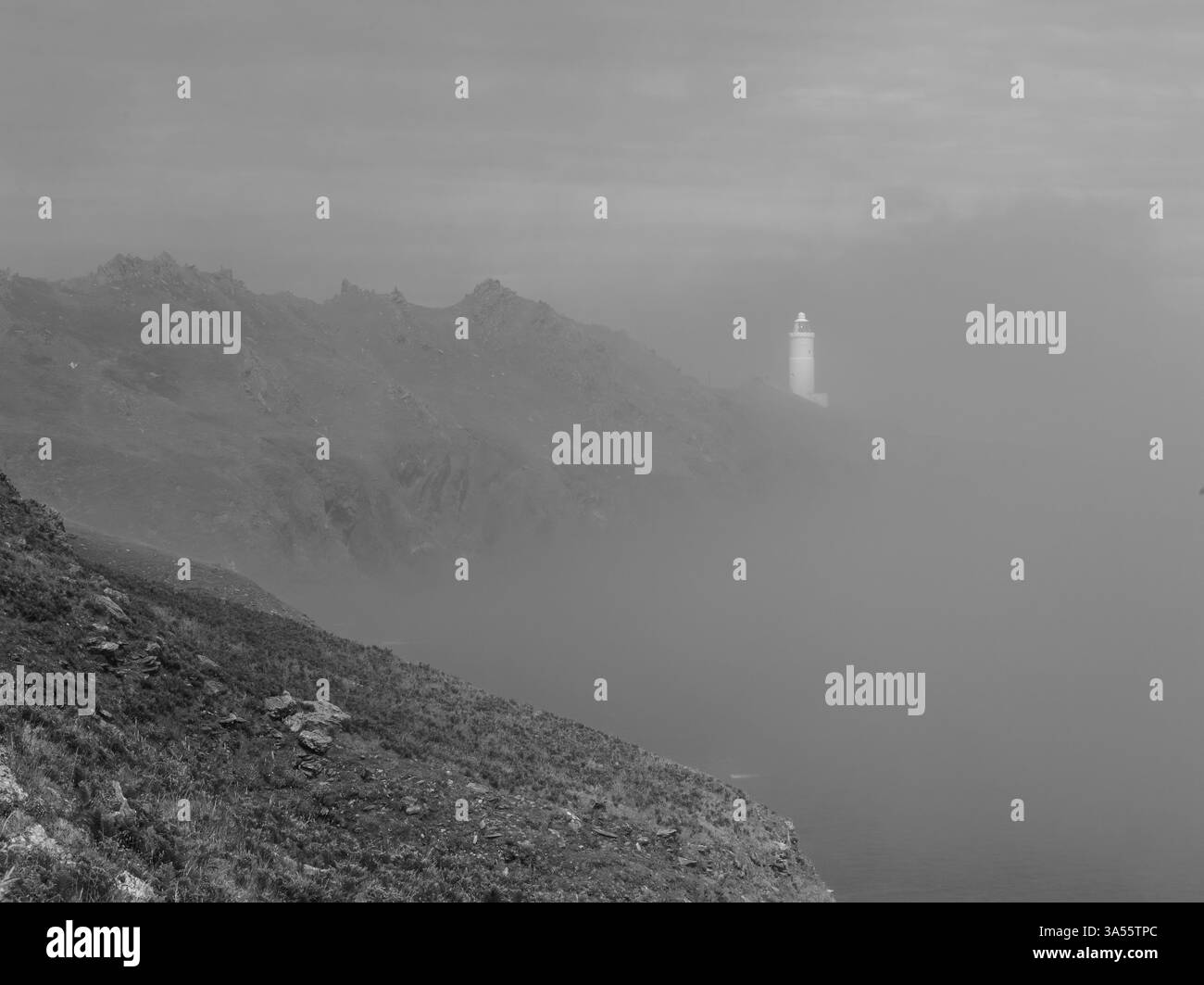 Phare de point de départ, Devon UK variations de scène dans le brouillard Banque D'Images