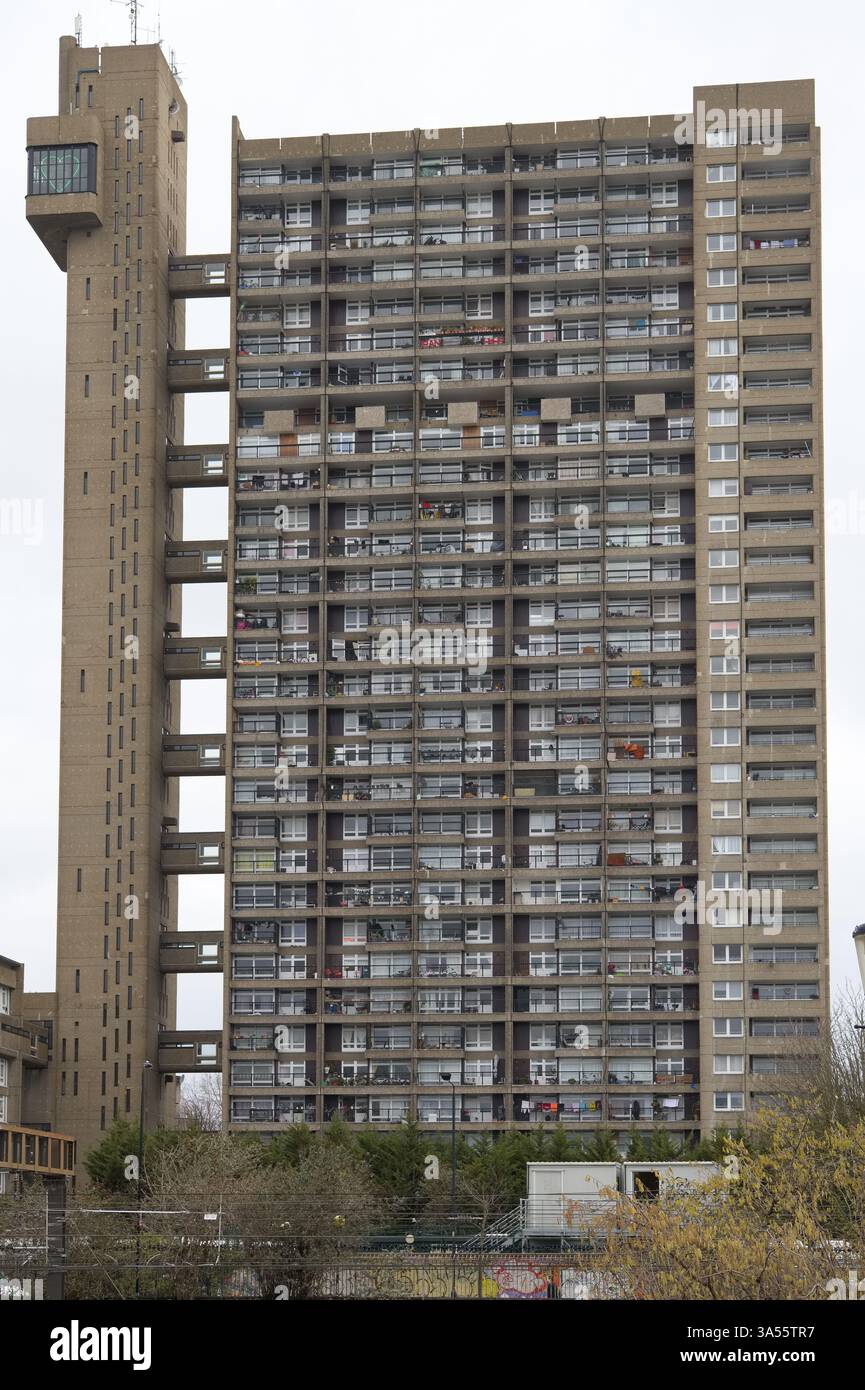 Tour Trellick avec tour de service à Kensal Town, Londres. La tour de style brutaliste a été conçue par l'architecte Erno Goldfinger Banque D'Images