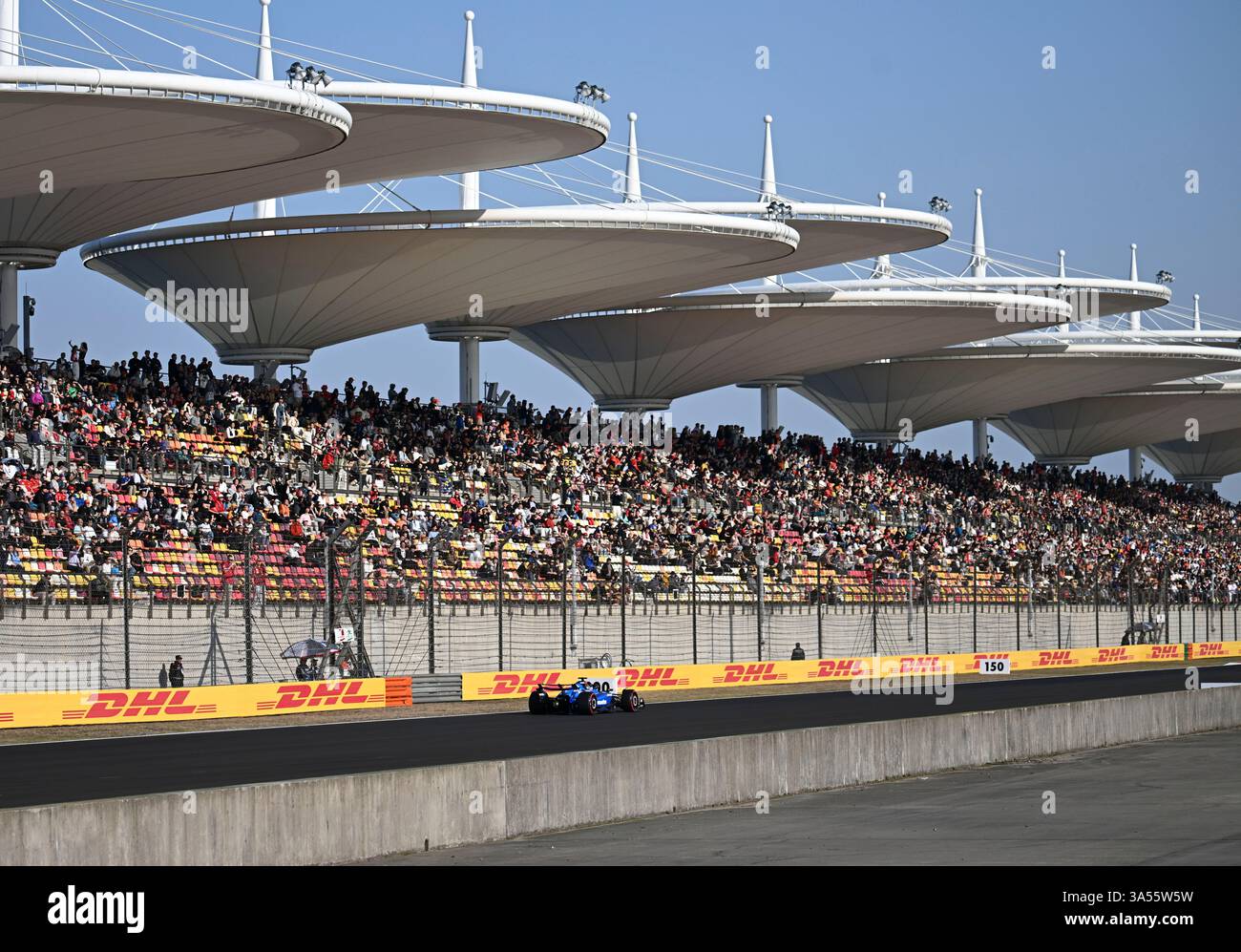 Shanghai. 21 mars 2025. Les spectateurs assistent à la qualification de sprint du Grand Prix de Chine de formule 1 sur le circuit international de Shanghai, dans l'est de la Chine, le 21 mars 2025. Crédit : HE Changshan/Xinhua/Alamy Live News Banque D'Images