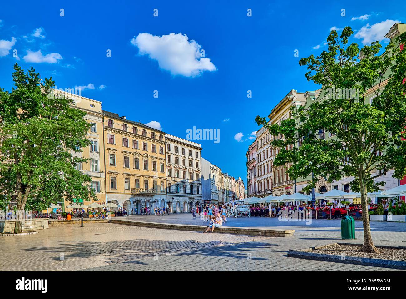 En dehors de la rue Cafe et restaurants dans les rues de la vieille ville du centre de la place dans la ville de Cracovie, Pologne, Europe Banque D'Images