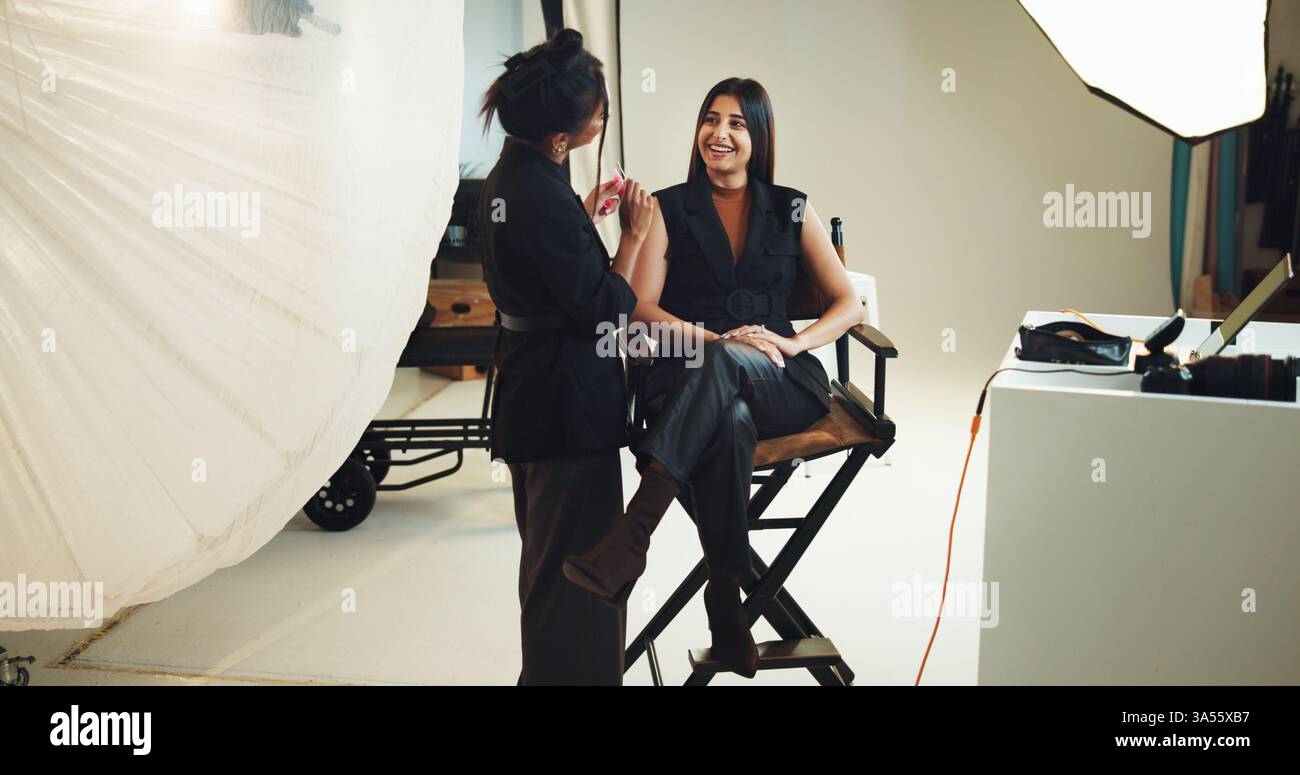 Femmes, mannequin et esthéticienne pour la photographie en studio pour la préparation, la préparation et le photoshoot. People, artiste et cosmétiques avec agence média Banque D'Images
