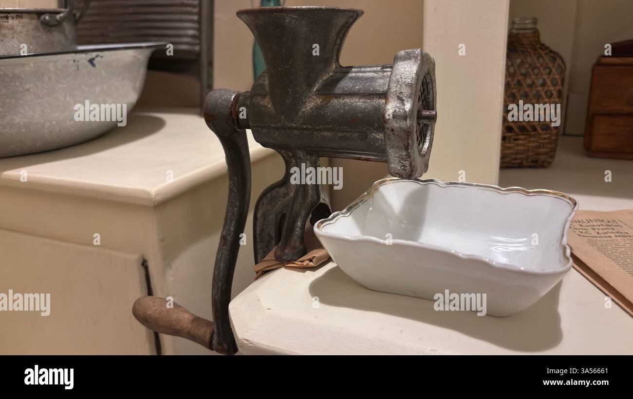 Gros plan de la machine à hacher de l'ère soviétique vintage. Broyez le bœuf et le porc. Appareil de cuisine en métal rétro original URSS polonais ustensiles de cuisine historiques. - Image de stock capturée avec un smartphone