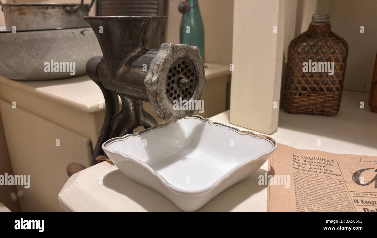 Gros plan de la machine à hacher de l'ère soviétique vintage. Broyez le bœuf et le porc. Appareil de cuisine en métal rétro original URSS polonais ustensiles de cuisine historiques. - Image de stock capturée avec un smartphone