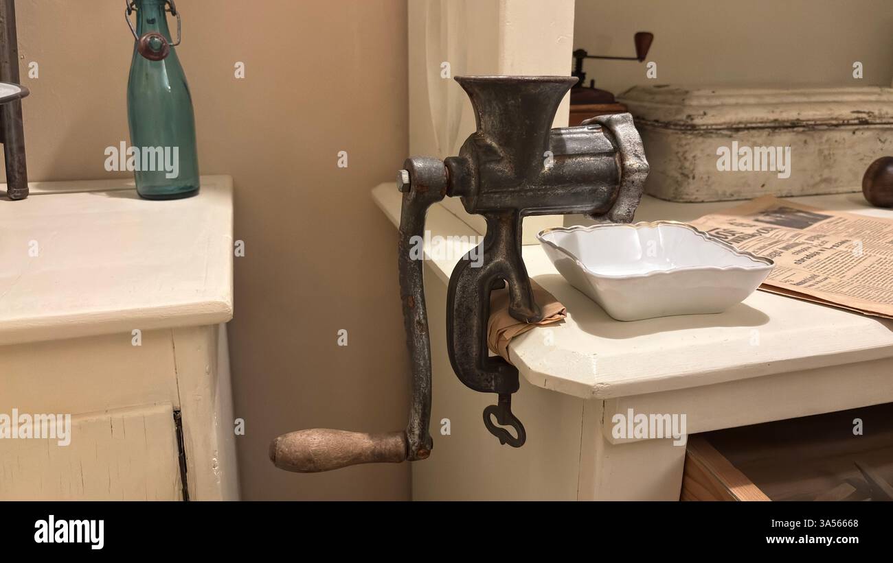 Gros plan de la machine à hacher de l'ère soviétique vintage. Broyez le bœuf et le porc. Appareil de cuisine en métal rétro original URSS polonais ustensiles de cuisine historiques. - Image de stock capturée avec un smartphone