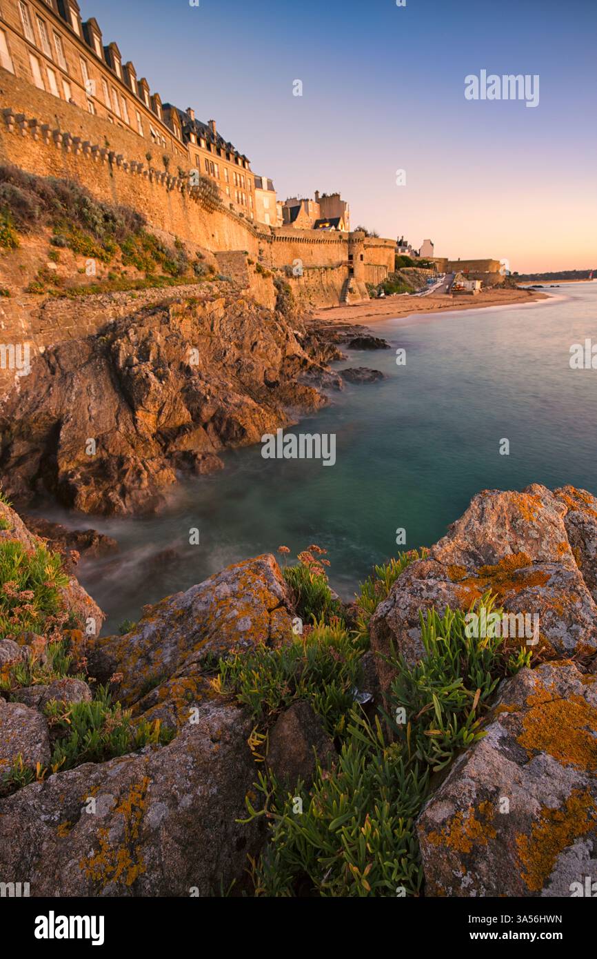 Coucher de soleil à Saint-Malo en Bretagne, France avec vue sur la mer Banque D'Images