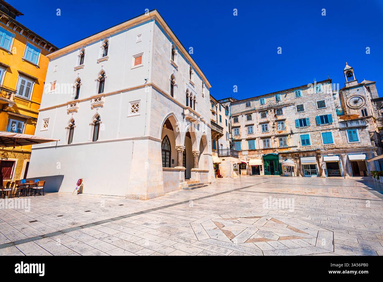 Split, Croatie : ancien hôtel de ville à Narodni Trg ou place du peuple, centre de la vieille ville de Split. Zeljezna Vrata ou porte de fer et tour de l'horloge de Pjaca, Dalmatie, Banque D'Images