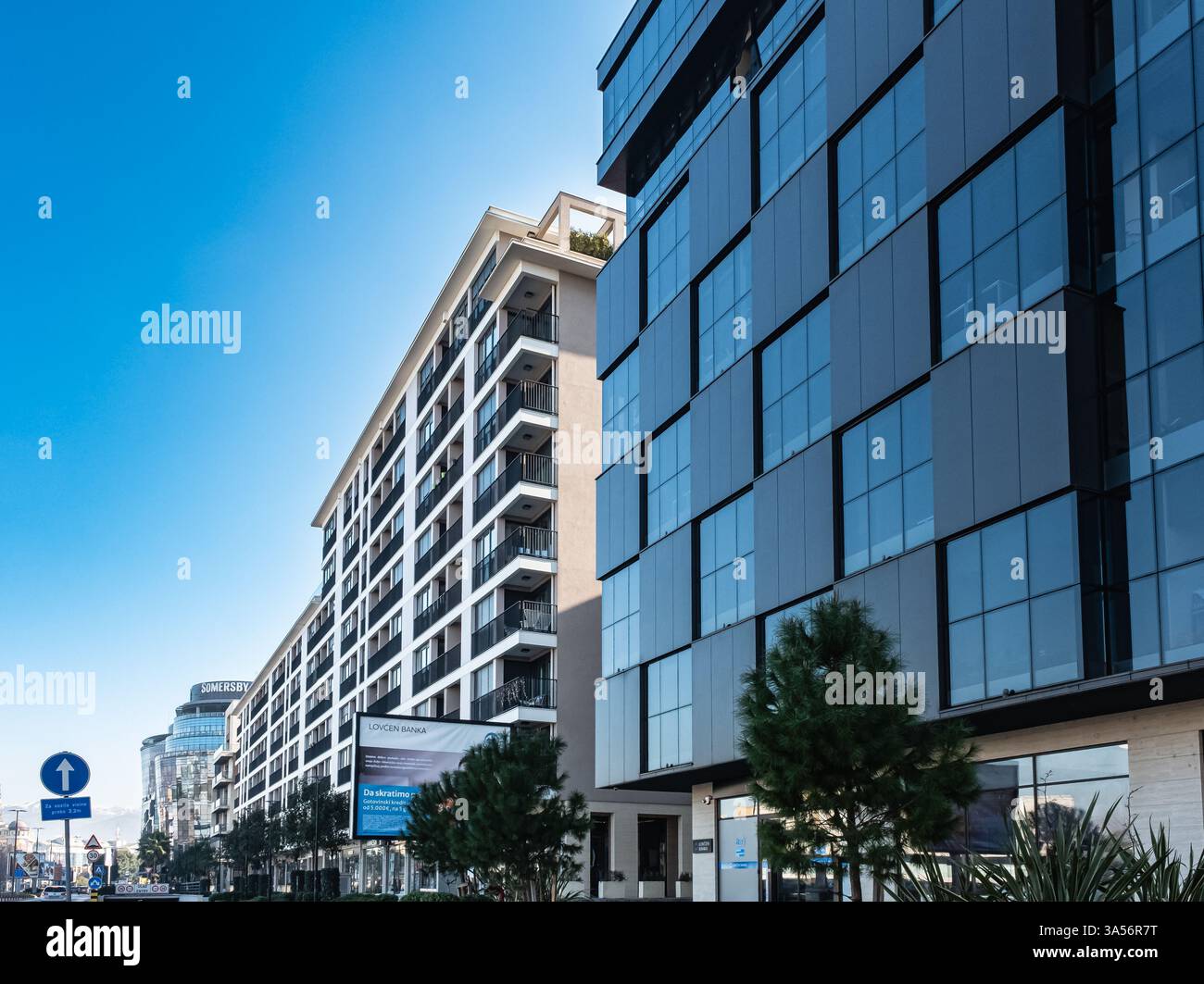 Nouveaux immeubles d'appartements modernes. Développement immobilier, marché du logement. Nouvel immeuble résidentiel extérieur. Rue et arrière-plan Banque D'Images