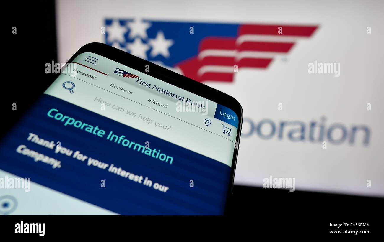 Stuttgart, Allemagne - 11-13-2024 : smartphone avec le site Web de la société américaine FNB Corporation (First National Bank) sur l'écran devant le logo de l'entreprise. Banque D'Images