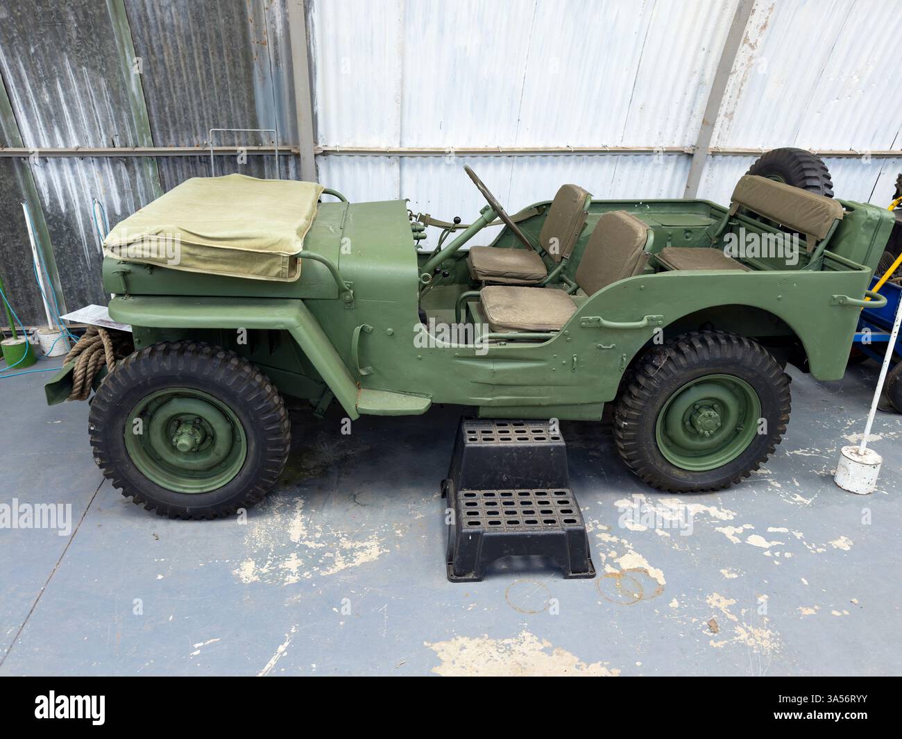 Jeep militaire vintage Willys de la seconde Guerre mondiale exposée dans un hangar au musée NELSAM North East Land Sea & air - Image de stock capturée avec un smartphone