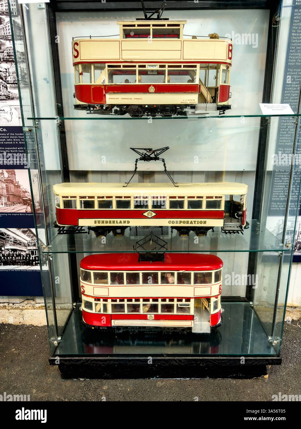 Tramways miniatures vintage de Sunderland Corporation exposés sur des étagères en verre dans une vitrine de musée au NELSAM North East Land Sea & air Museum Banque D'Images