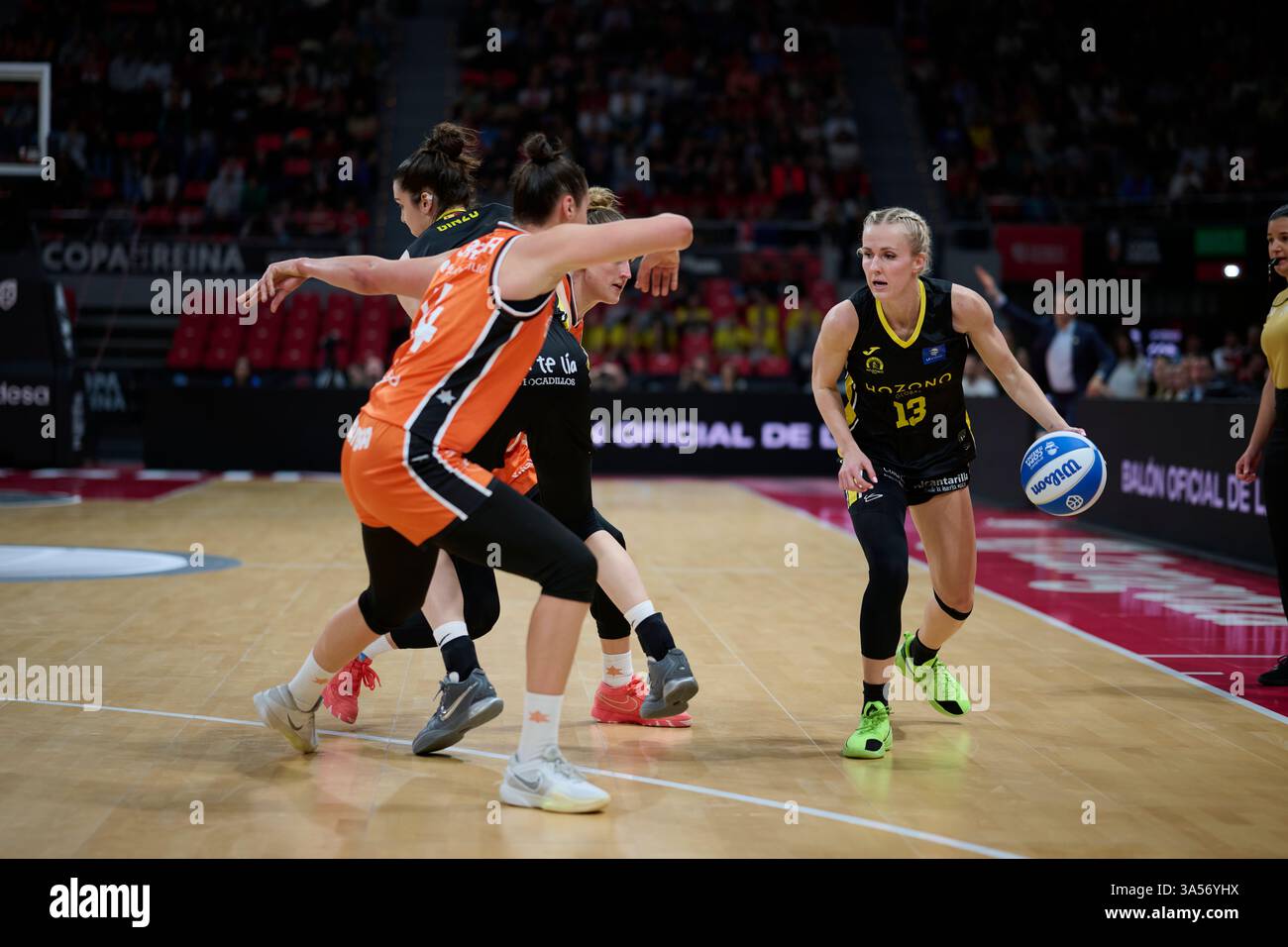 Petra Holesinska de Hozono Global Jairis vu en action lors du deuxième quart de finale de la Coupe de la Reine de basket-ball 2025 entre Valencia basket A. Banque D'Images