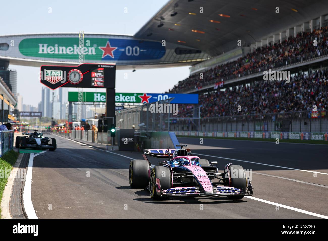 SHANGHAI, CHINE- 21 MARS : Pierre Gasly, Français, pilotant la (10) Alpine F1 A525 Renault hors de la voie des stands lors des essais avant le Grand Prix de F1 de CHINE sur le circuit international de Shanghai le 21 mars 2025 à Shanghai, en Chine. (Photo de Qian Jun/Paddocker) Banque D'Images