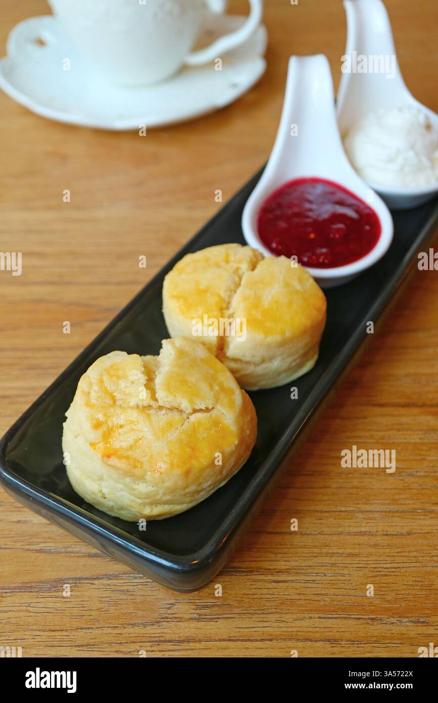 Délicieux scones à la confiture de framboise et à la crème fouettée Banque D'Images