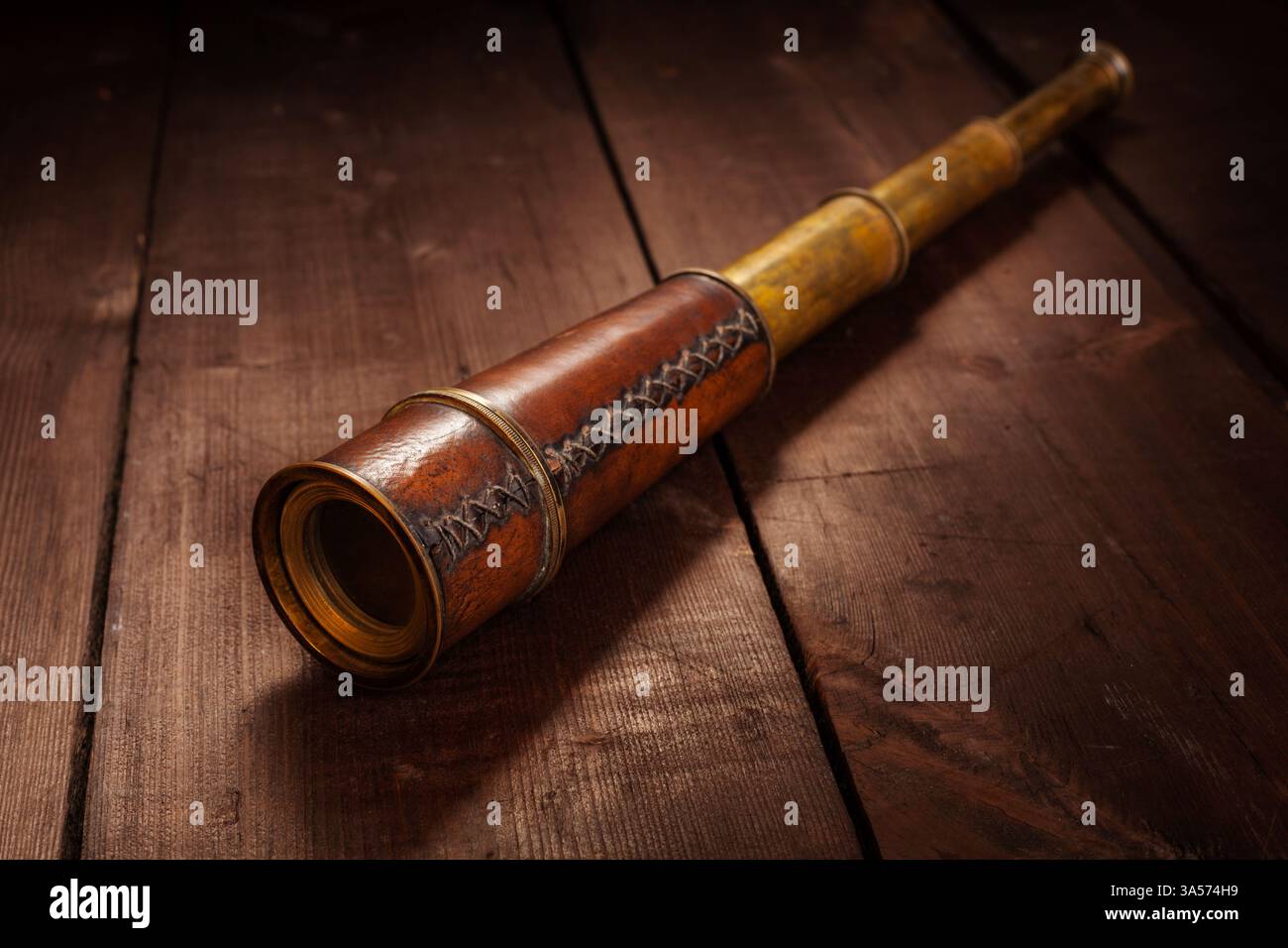 Vintage spyglass sur fond en bois Banque D'Images