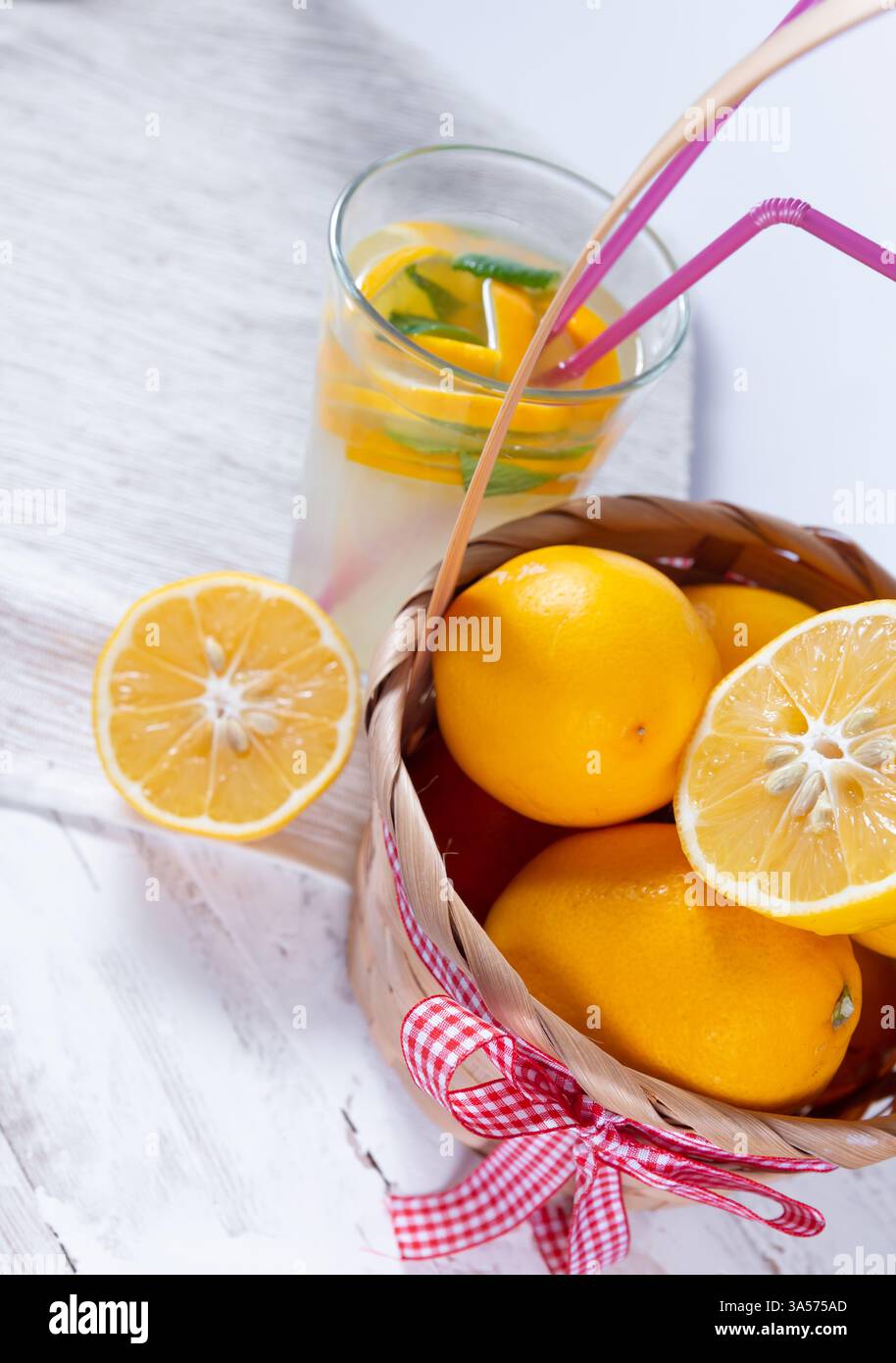 limonade froide et agrumes dans un panier. vue de dessus Banque D'Images