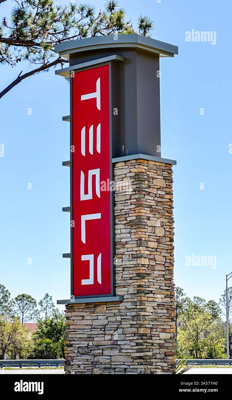 Le concessionnaire Tesla signe contre le ciel bleu. Bradenton, FL USA 19 mars 2025 - Image de stock capturée avec un smartphone Le concessionnaire Tesla signe contre le ciel bleu. Bradenton, FL USA 19 mars 2025 - Image de stock capturée avec un smartphone