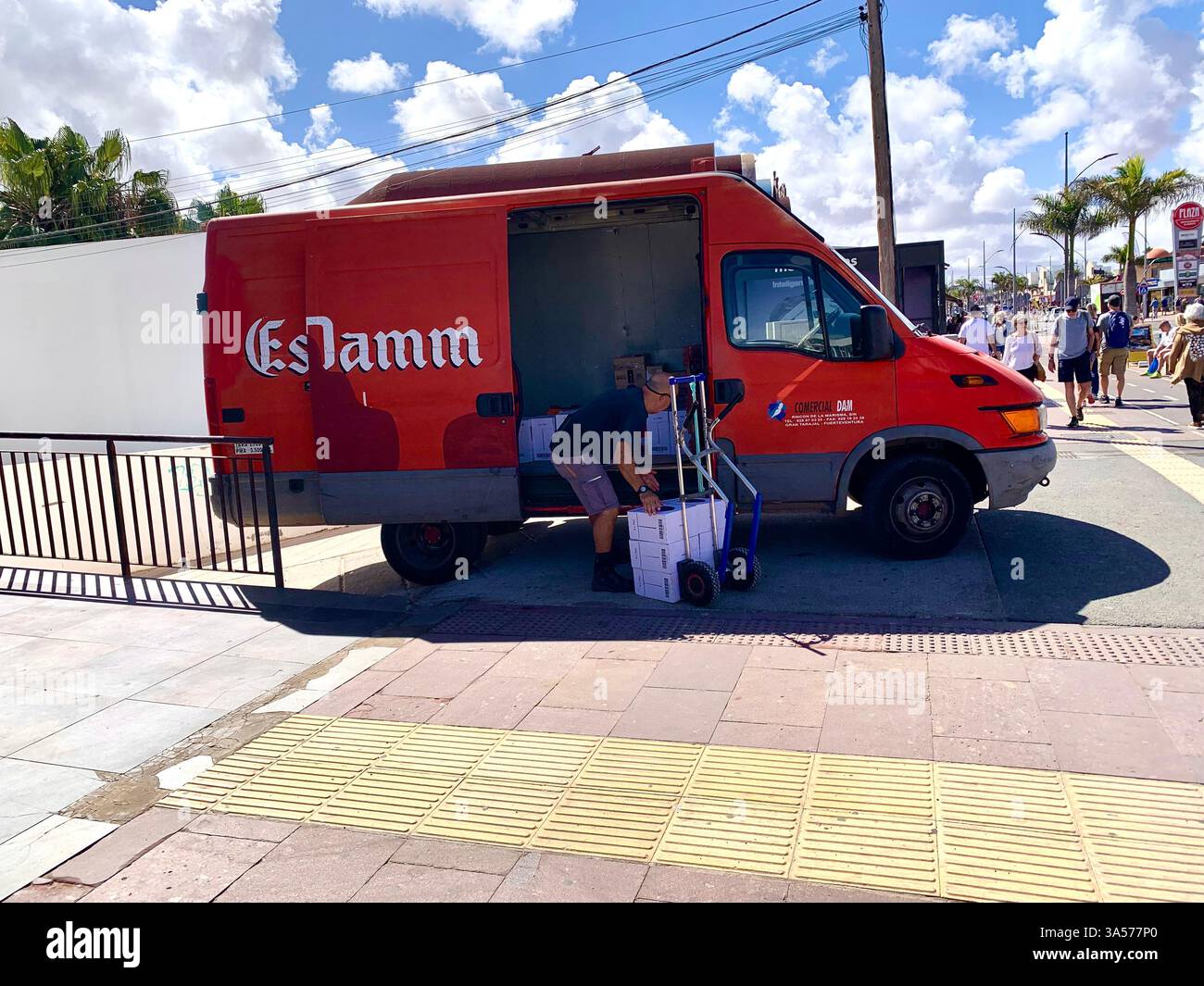 Camion de bière rouge bouteille Estrela chargement chargement déchargement conducteur conduire Tenerife temps chaud ensoleillé bière froide bouteilles en bouteille véhicule livrer alcool de bar - Image de stock capturée avec un smartphone