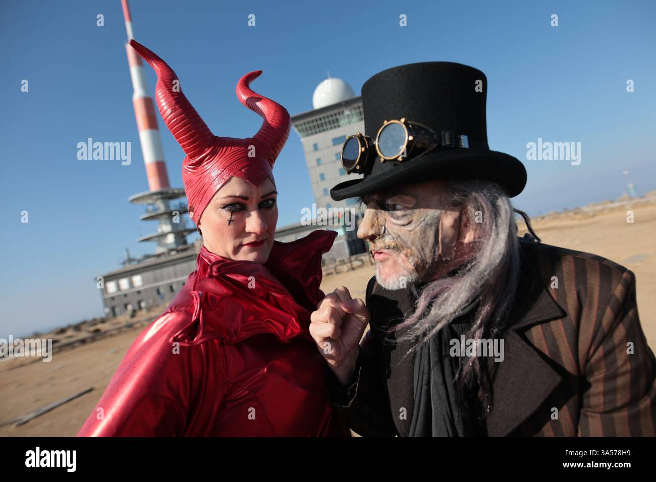 Schierke, Allemagne. 21 mars 2025. 'Mephista' (Jessica Fendler) ensnares 'DocFaust' (Christian Venzke) sur le Brocken. Au cours des trois prochaines semaines, le Faust de Goethe sera à nouveau interprété comme un opéra rock sur The Brocken. Les visiteurs peuvent prendre part à cette expérience spéciale tous les vendredis au dimanche. Un train spécial exploité par Harzer Schmalspurbahnen GmbH, le Mephisto Express, dessert les spectacles. Crédit : Matthias Bein/dpa/Alamy Live News Banque D'Images