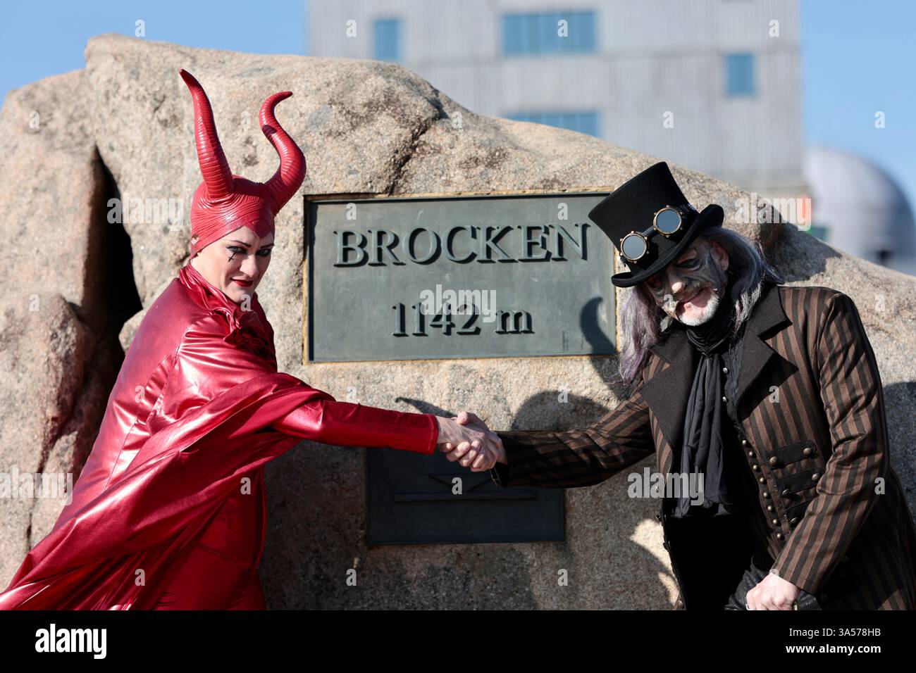 Schierke, Allemagne. 21 mars 2025. 'Mephista' (Jessica Fendler) ensnares 'DocFaust' (Christian Venzke) sur le Brocken. Au cours des trois prochaines semaines, le Faust de Goethe sera à nouveau interprété comme un opéra rock sur The Brocken. Les visiteurs peuvent prendre part à cette expérience spéciale tous les vendredis au dimanche. Un train spécial exploité par Harzer Schmalspurbahnen GmbH, le Mephisto Express, dessert les spectacles. Crédit : Matthias Bein/dpa/Alamy Live News Banque D'Images