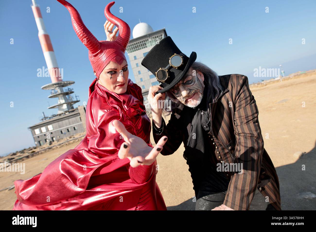 Schierke, Allemagne. 21 mars 2025. 'Mephista' (Jessica Fendler) ensnares 'DocFaust' (Christian Venzke) sur le Brocken. Au cours des trois prochaines semaines, le Faust de Goethe sera à nouveau interprété comme un opéra rock sur The Brocken. Les visiteurs peuvent prendre part à cette expérience spéciale tous les vendredis au dimanche. Un train spécial exploité par Harzer Schmalspurbahnen GmbH, le Mephisto Express, dessert les spectacles. Crédit : Matthias Bein/dpa/Alamy Live News Banque D'Images