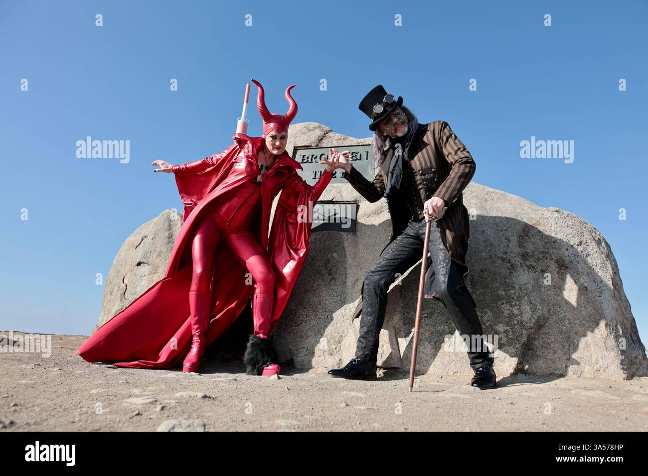 Schierke, Allemagne. 21 mars 2025. 'Mephista' (Jessica Fendler) ensnares 'DocFaust' (Christian Venzke) sur le Brocken. Au cours des trois prochaines semaines, le Faust de Goethe sera à nouveau interprété comme un opéra rock sur The Brocken. Les visiteurs peuvent prendre part à cette expérience spéciale tous les vendredis au dimanche. Un train spécial exploité par Harzer Schmalspurbahnen GmbH, le Mephisto Express, dessert les spectacles. Crédit : Matthias Bein/dpa/Alamy Live News Banque D'Images