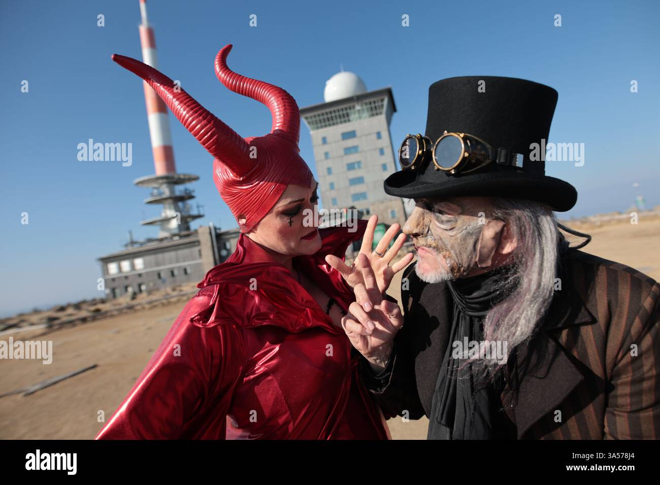 Schierke, Allemagne. 21 mars 2025. 'Mephista' (Jessica Fendler) ensnares 'DocFaust' (Christian Venzke) sur le Brocken. Au cours des trois prochaines semaines, le Faust de Goethe sera à nouveau interprété comme un opéra rock sur The Brocken. Les visiteurs peuvent prendre part à cette expérience spéciale tous les vendredis au dimanche. Un train spécial exploité par Harzer Schmalspurbahnen GmbH, le Mephisto Express, dessert les spectacles. Crédit : Matthias Bein/dpa/Alamy Live News Banque D'Images
