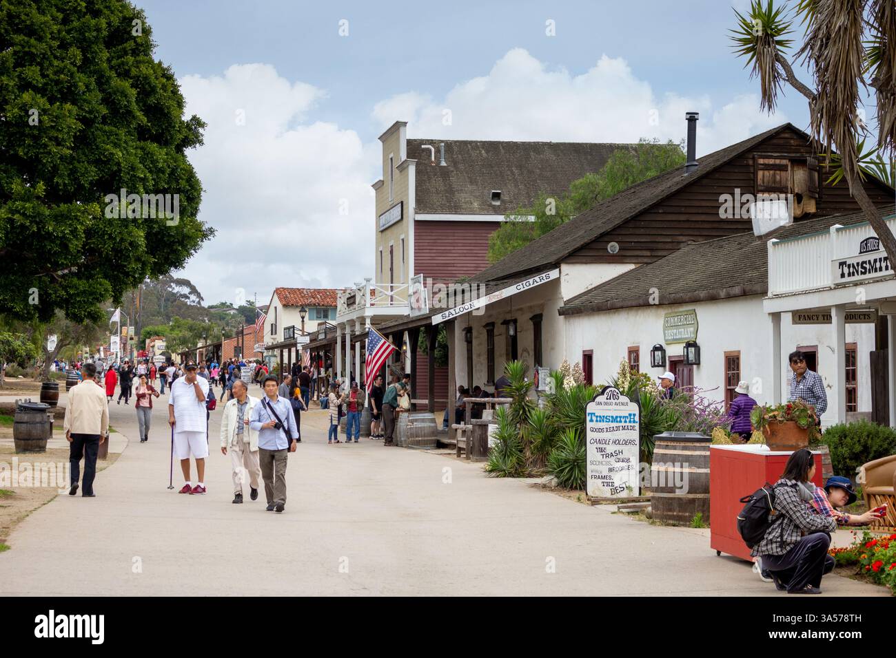 San Diego, Californie, États-Unis - 05-31-2019, une vue de gens marchant autour des sites de la vieille ville de San Diego State Historic Park. Banque D'Images