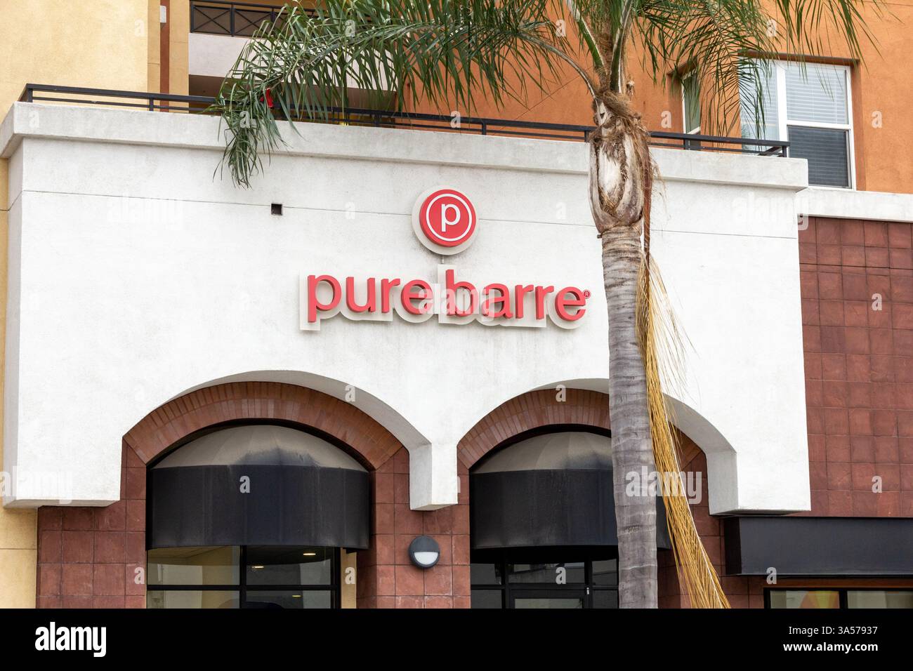 San Diego, Californie, États-Unis - 05-31-2019, une vue d'un panneau de façade de magasin pour la chaîne de gymnastique boutique connue sous le nom de Pure barre. Banque D'Images
