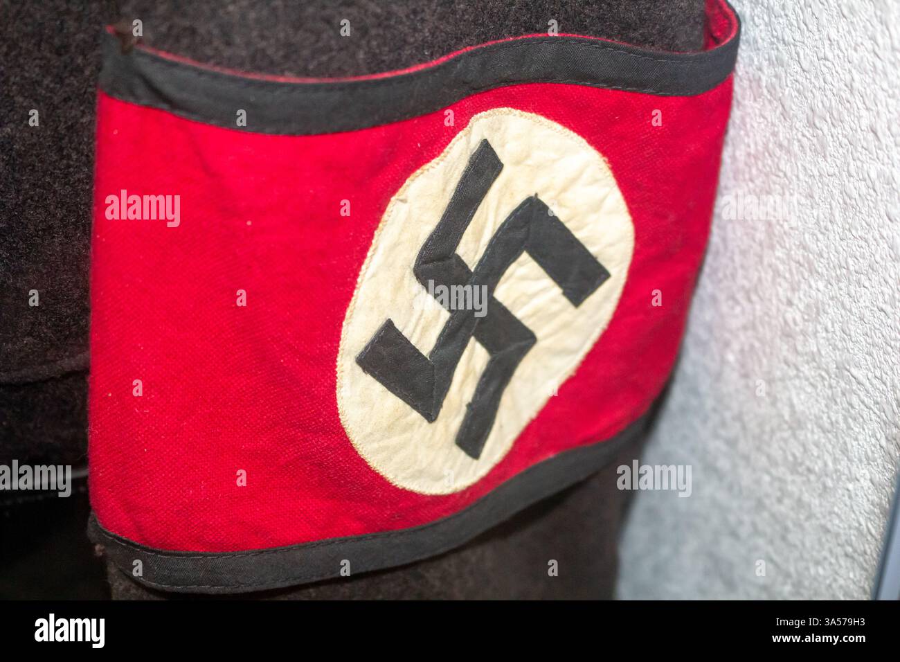 Riverside, Californie, États-Unis - 06-05-2019 : un drapeau nazi vintage sur un uniforme d'officier allemand, exposé au March Field Air Museum. Banque D'Images