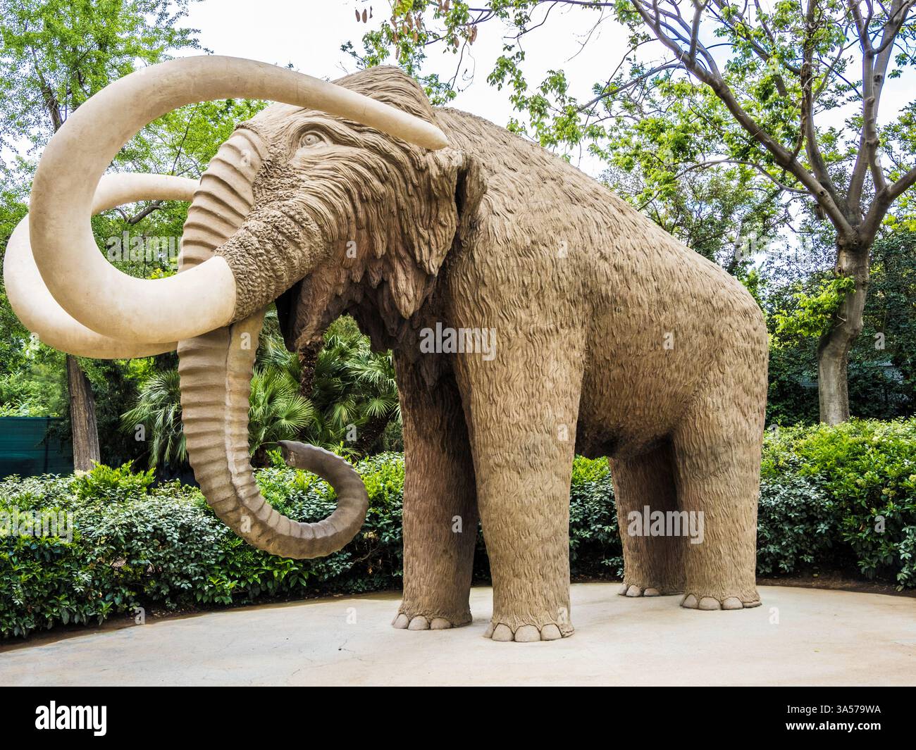 Júlia, une statue de mammouth laineux grandeur nature dans le Parc de la Ciutadella à Barcelone, Espagne. Banque D'Images