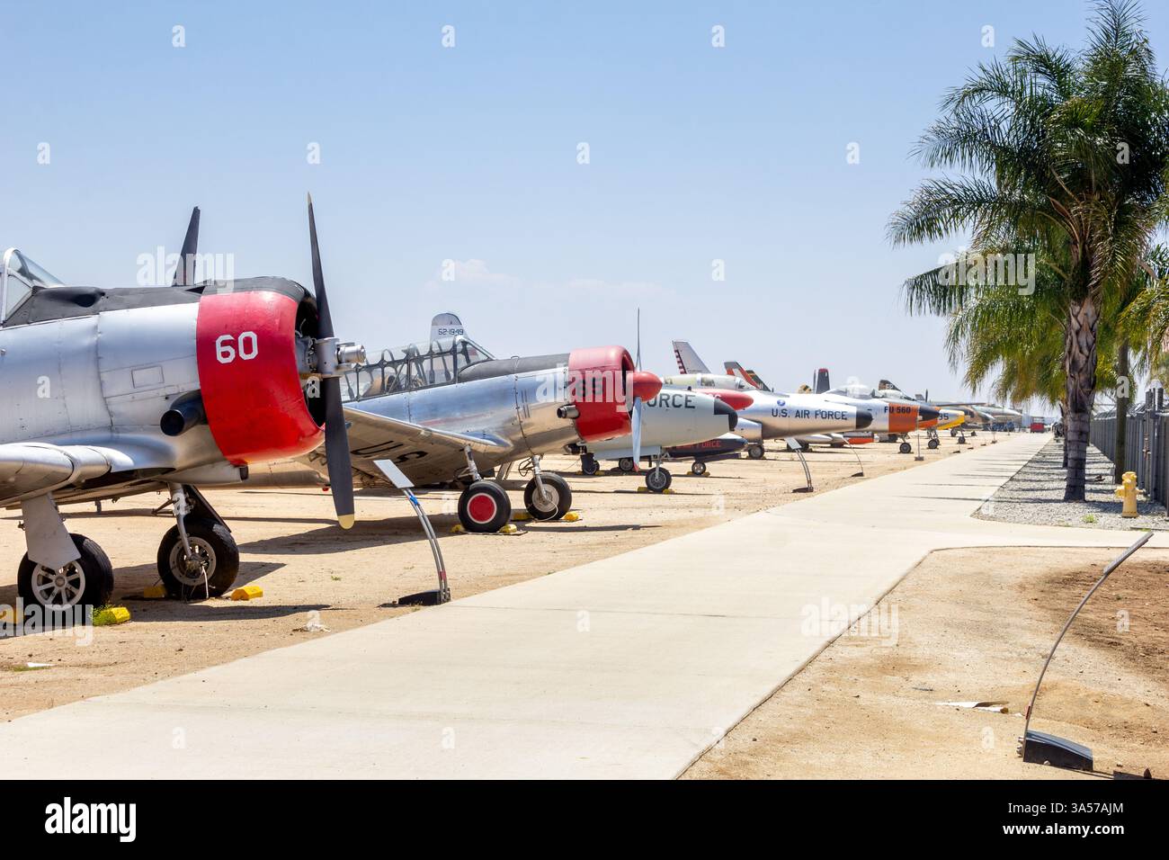 Riverside, Californie, États-Unis - 06-05-2019 : une rangée de plusieurs avions militaires à la retraite exposés au March Field Air Museum. Banque D'Images