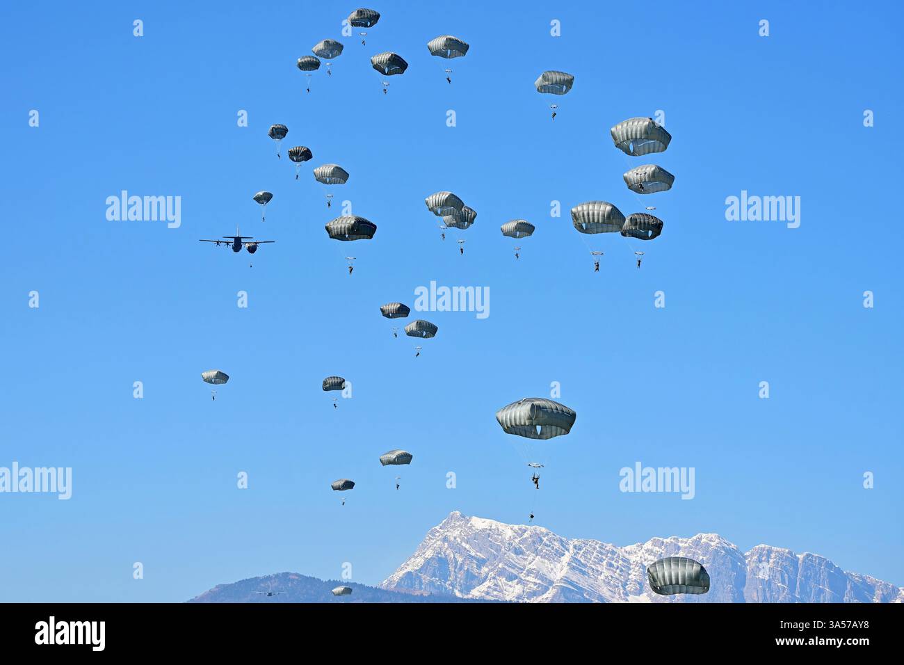 Les parachutistes de l'armée américaine affectés à la 173rd Airborne Brigade mènent une opération aéroportée avec les États-Unis Air Force 86th Air Wing C-130 Hercules Aircraft sur Juliet DZ, Pordenone, Italie, le 19 mars 2025. La 173rd Airborne Brigade est la Force d'intervention de contingence de l'armée américaine en Europe, fournissant des forces rapidement déployables dans les zones de responsabilité du commandement européen, africain et central des États-Unis. Déployée en avant en Italie et en Allemagne, la brigade s’entraîne régulièrement aux côtés des alliés et des partenaires de l’OTAN pour établir des partenariats et renforcer l’alliance. (Photo de l'armée américaine par Paolo Bovo) Banque D'Images