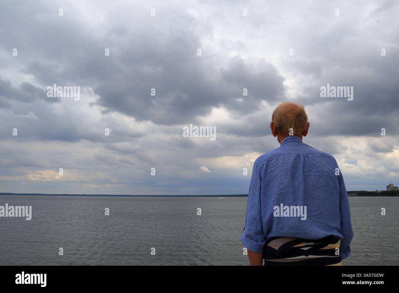 Vieil homme et la mer. Vue sur le lac suédois appelé Vänern ou Vanern. Le plus grand lac suédois. Concept de santé spirituelle. Suède. Banque D'Images
