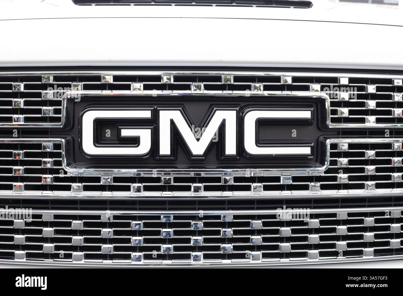 Santa Ana, Californie, États-Unis - 06-08-2019 : vue de la calandre avant d'un camion GMC. Banque D'Images