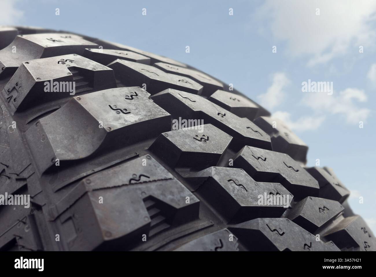 Vue rapprochée de la texture et des marques de traction d'un pneu de grande taille. Banque D'Images