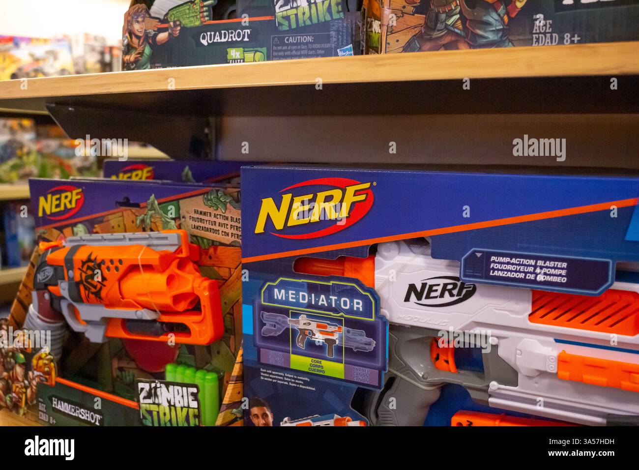 Santa Ana, Californie, États-Unis - 06-08-2019 : vue de plusieurs produits de pistolet jouet nerf sur une étagère dans un magasin de jouets local. Banque D'Images