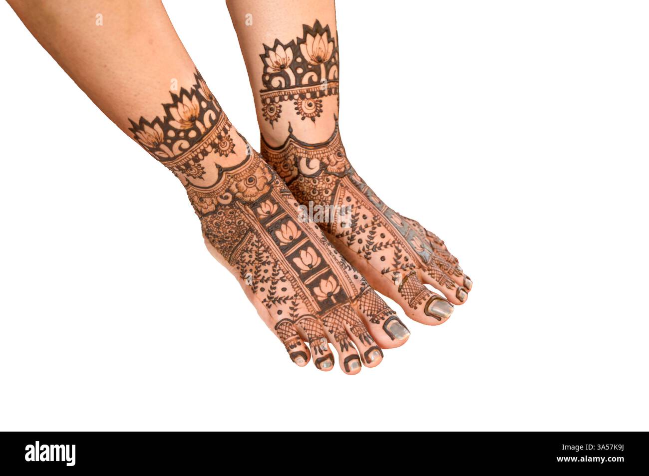 Mehndi sur les jambes de la mariée avant le mariage dans la tradition indienne de mariage. Isolé sur fond blanc. Banque D'Images