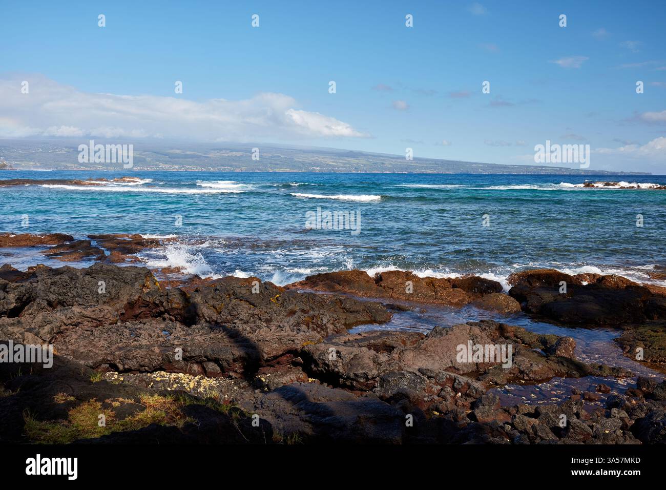 Vue sur l'océan depuis la plage de Hilo Banque D'Images