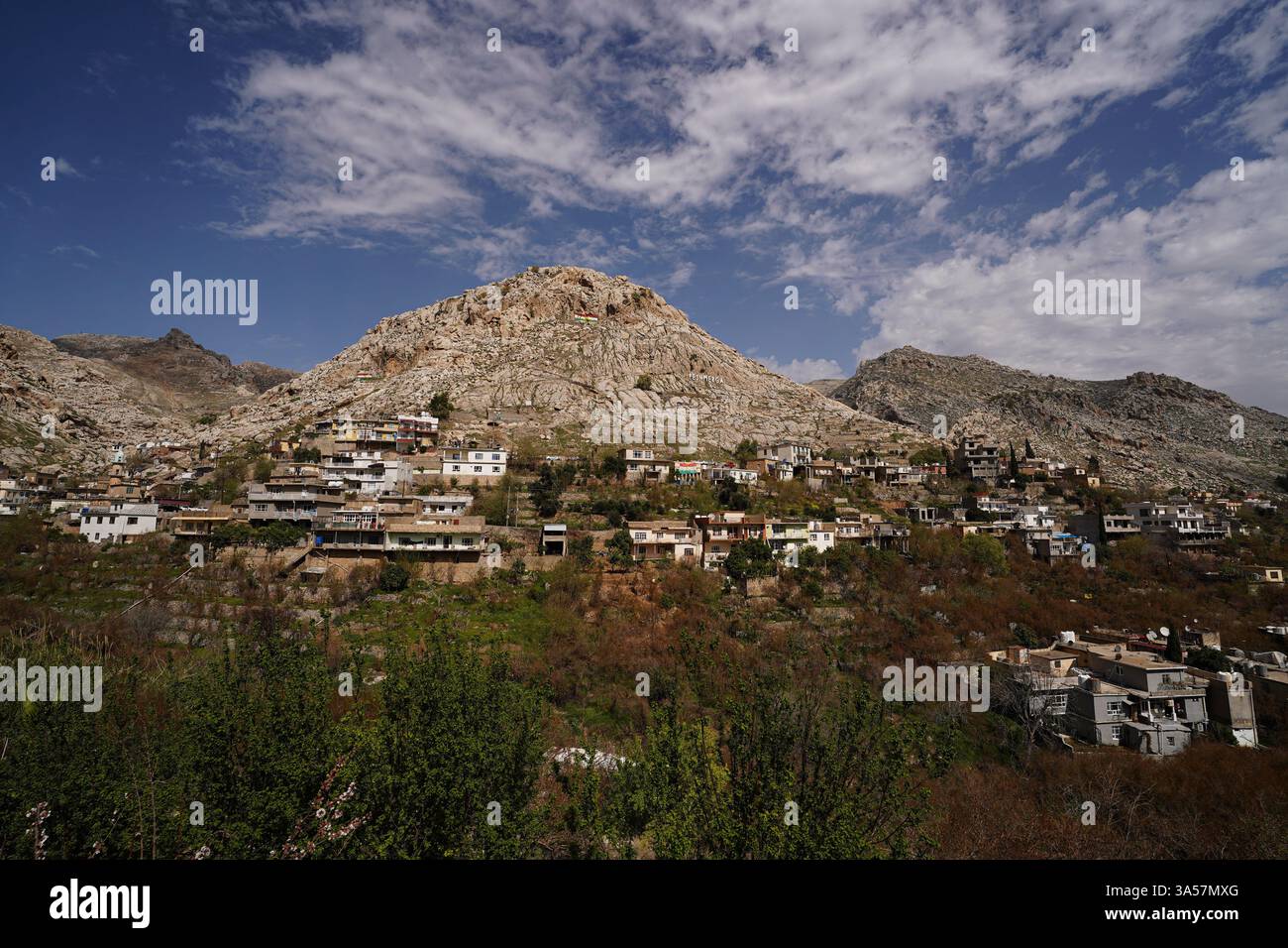Vue générale des montagnes de la ville d'Akre dans la région du Kurdistan, lors des célébrations de la Journée du Novruz, un festival marquant le premier jour du printemps, du nouvel an kurde et persan. Nowruz, également connu sous le nom de nouvel an kurde et persan, est une célébration séculaire marquant l'arrivée du printemps et le début de la nouvelle année dans le calendrier persan. Observé par des millions de personnes à travers le moyen-Orient, l'Asie centrale, et au-delà, il symbolise le renouveau, l'espoir, et le triomphe de la lumière sur les ténèbres. Le festival comprend des traditions telles que les réunions de famille, les repas festifs, et la préparation d'un 'Haft-S. Banque D'Images Vue générale des montagnes de la ville d'Akre dans la région du Kurdistan, lors des célébrations de la Journée du Novruz, un festival marquant le premier jour du printemps, du nouvel an kurde et persan. Nowruz, également connu sous le nom de nouvel an kurde et persan, est une célébration séculaire marquant l'arrivée du printemps et le début de la nouvelle année dans le calendrier persan. Observé par des millions de personnes à travers le moyen-Orient, l'Asie centrale, et au-delà, il symbolise le renouveau, l'espoir, et le triomphe de la lumière sur les ténèbres. Le festival comprend des traditions telles que les réunions de famille, les repas festifs, et la préparation d'un 'Haft-S. Banque D'Images