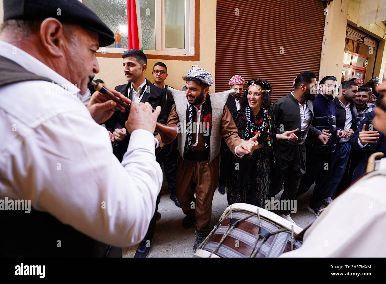 Les Kurdes irakiens dansent alors qu’ils célèbrent le jour du Novruz, un festival marquant le premier jour du printemps, nouvel an kurde et persan, dans la ville d’Akre, dans la région du Kurdistan. Nowruz, également connu sous le nom de nouvel an kurde et persan, est une célébration séculaire marquant l'arrivée du printemps et le début de la nouvelle année dans le calendrier persan. Observé par des millions de personnes à travers le moyen-Orient, l'Asie centrale, et au-delà, il symbolise le renouveau, l'espoir, et le triomphe de la lumière sur les ténèbres. Le festival comprend des traditions telles que des réunions de famille, des repas festifs et la préparation d'une table-an 'Haft-Seen' Banque D'Images Les Kurdes irakiens dansent alors qu’ils célèbrent le jour du Novruz, un festival marquant le premier jour du printemps, nouvel an kurde et persan, dans la ville d’Akre, dans la région du Kurdistan. Nowruz, également connu sous le nom de nouvel an kurde et persan, est une célébration séculaire marquant l'arrivée du printemps et le début de la nouvelle année dans le calendrier persan. Observé par des millions de personnes à travers le moyen-Orient, l'Asie centrale, et au-delà, il symbolise le renouveau, l'espoir, et le triomphe de la lumière sur les ténèbres. Le festival comprend des traditions telles que des réunions de famille, des repas festifs et la préparation d'une table-an 'Haft-Seen' Banque D'Images
