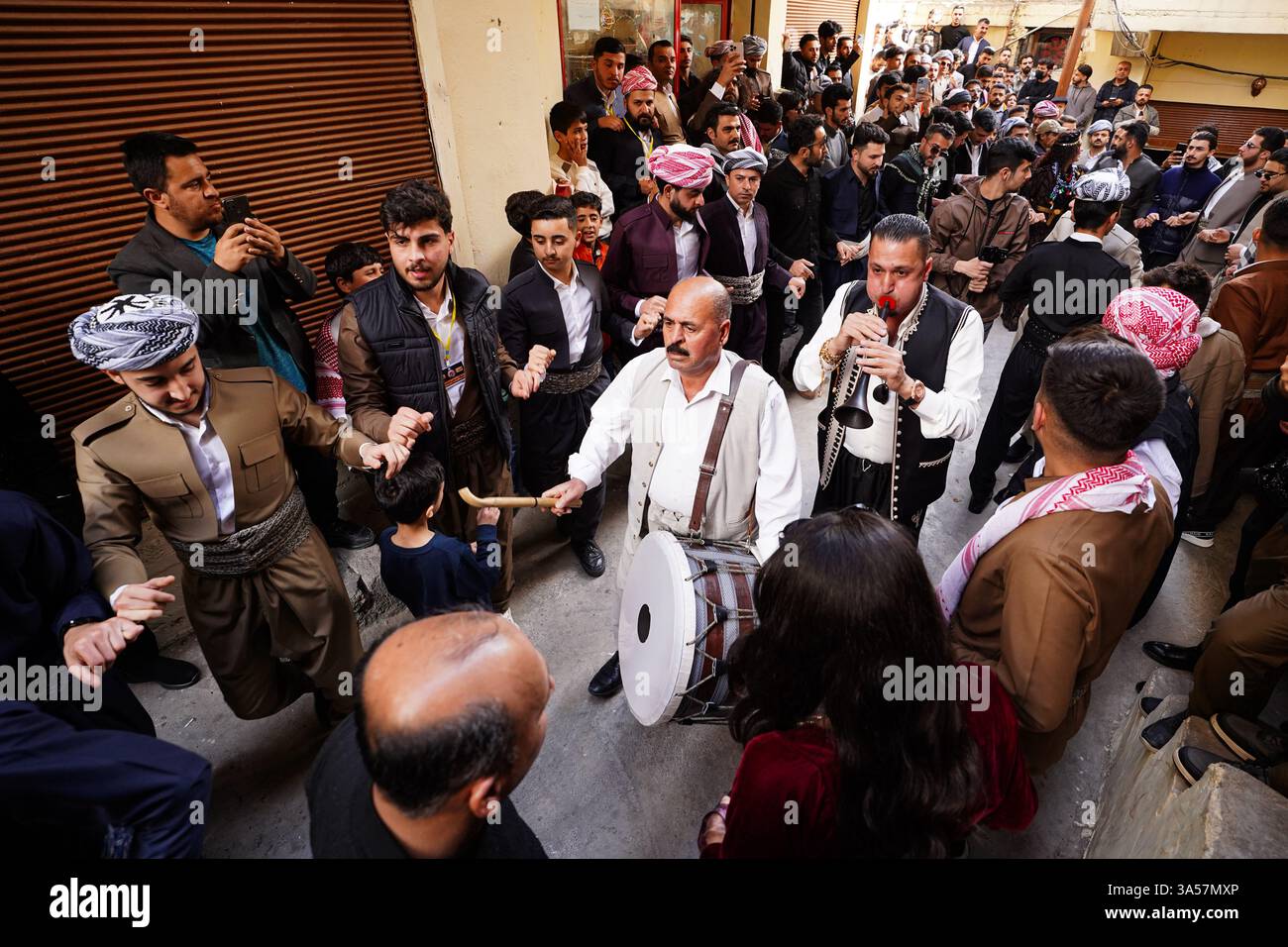 Les Kurdes irakiens dansent alors qu’ils célèbrent le jour du Novruz, un festival marquant le premier jour du printemps, nouvel an kurde et persan, dans la ville d’Akre, dans la région du Kurdistan. Nowruz, également connu sous le nom de nouvel an kurde et persan, est une célébration séculaire marquant l'arrivée du printemps et le début de la nouvelle année dans le calendrier persan. Observé par des millions de personnes à travers le moyen-Orient, l'Asie centrale, et au-delà, il symbolise le renouveau, l'espoir, et le triomphe de la lumière sur les ténèbres. Le festival comprend des traditions telles que des réunions de famille, des repas festifs et la préparation d'une table-an 'Haft-Seen' Banque D'Images Les Kurdes irakiens dansent alors qu’ils célèbrent le jour du Novruz, un festival marquant le premier jour du printemps, nouvel an kurde et persan, dans la ville d’Akre, dans la région du Kurdistan. Nowruz, également connu sous le nom de nouvel an kurde et persan, est une célébration séculaire marquant l'arrivée du printemps et le début de la nouvelle année dans le calendrier persan. Observé par des millions de personnes à travers le moyen-Orient, l'Asie centrale, et au-delà, il symbolise le renouveau, l'espoir, et le triomphe de la lumière sur les ténèbres. Le festival comprend des traditions telles que des réunions de famille, des repas festifs et la préparation d'une table-an 'Haft-Seen' Banque D'Images
