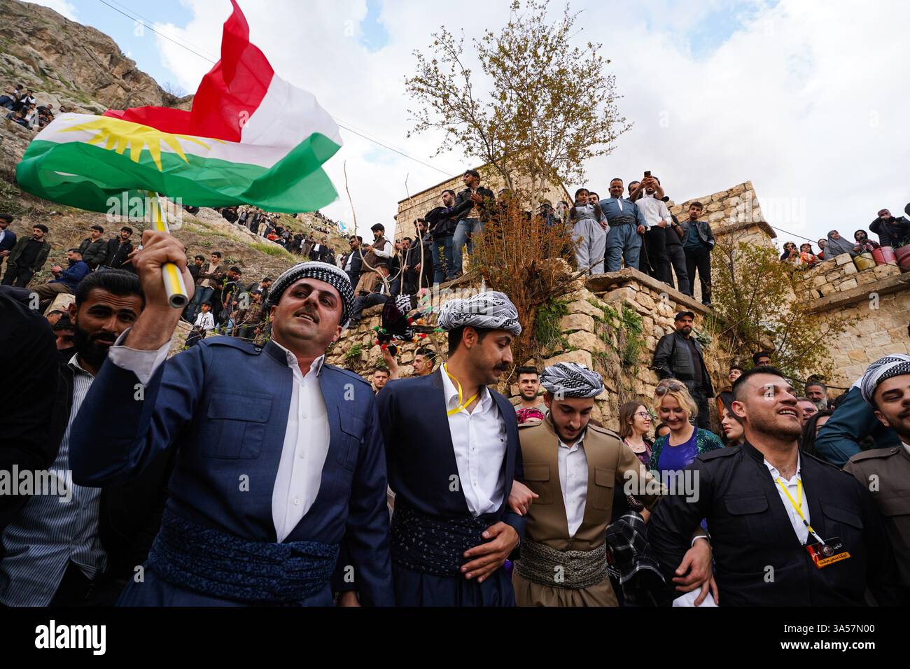 Les hommes kurdes irakiens dansent alors qu’ils célèbrent le jour du Novruz, un festival marquant le premier jour du printemps, nouvel an kurde et persan, dans la ville d’Akre, dans la région du Kurdistan. Nowruz, également connu sous le nom de nouvel an kurde et persan, est une célébration séculaire marquant l'arrivée du printemps et le début de la nouvelle année dans le calendrier persan. Observé par des millions de personnes à travers le moyen-Orient, l'Asie centrale, et au-delà, il symbolise le renouveau, l'espoir, et le triomphe de la lumière sur les ténèbres. Le festival comprend des traditions telles que des réunions de famille, des repas festifs et la préparation d'un onglet 'Haft-Seen' Banque D'Images