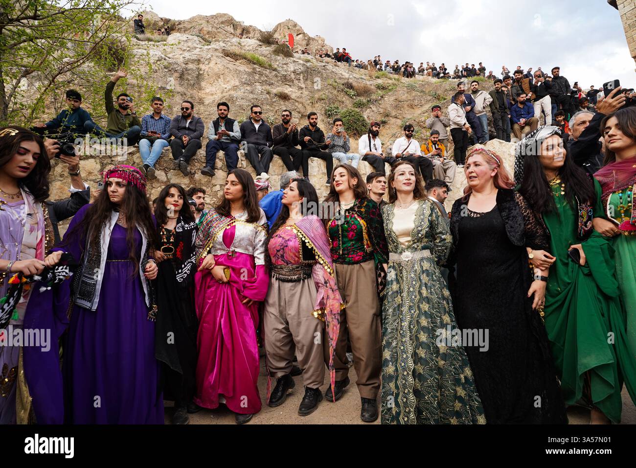 Les femmes kurdes irakiennes dansent alors qu’elles célèbrent le jour du Novruz, un festival marquant le premier jour du printemps, nouvel an kurde et persan, dans la ville d’Akre, dans la région du Kurdistan. Nowruz, également connu sous le nom de nouvel an kurde et persan, est une célébration séculaire marquant l'arrivée du printemps et le début de la nouvelle année dans le calendrier persan. Observé par des millions de personnes à travers le moyen-Orient, l'Asie centrale, et au-delà, il symbolise le renouveau, l'espoir, et le triomphe de la lumière sur les ténèbres. Le festival comprend des traditions telles que des réunions de famille, des repas festifs et la préparation d'un 'Haft-Seen' t Banque D'Images