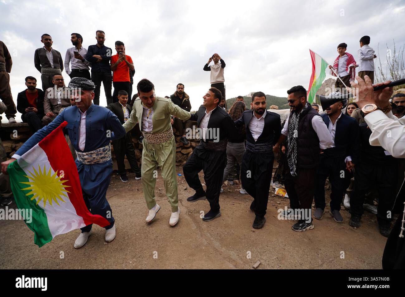 Les hommes kurdes irakiens dansent alors qu’ils célèbrent le jour du Novruz, un festival marquant le premier jour du printemps, nouvel an kurde et persan, dans la ville d’Akre, dans la région du Kurdistan. Nowruz, également connu sous le nom de nouvel an kurde et persan, est une célébration séculaire marquant l'arrivée du printemps et le début de la nouvelle année dans le calendrier persan. Observé par des millions de personnes à travers le moyen-Orient, l'Asie centrale, et au-delà, il symbolise le renouveau, l'espoir, et le triomphe de la lumière sur les ténèbres. Le festival comprend des traditions telles que des réunions de famille, des repas festifs et la préparation d'un onglet 'Haft-Seen' Banque D'Images Les hommes kurdes irakiens dansent alors qu’ils célèbrent le jour du Novruz, un festival marquant le premier jour du printemps, nouvel an kurde et persan, dans la ville d’Akre, dans la région du Kurdistan. Nowruz, également connu sous le nom de nouvel an kurde et persan, est une célébration séculaire marquant l'arrivée du printemps et le début de la nouvelle année dans le calendrier persan. Observé par des millions de personnes à travers le moyen-Orient, l'Asie centrale, et au-delà, il symbolise le renouveau, l'espoir, et le triomphe de la lumière sur les ténèbres. Le festival comprend des traditions telles que des réunions de famille, des repas festifs et la préparation d'un onglet 'Haft-Seen' Banque D'Images