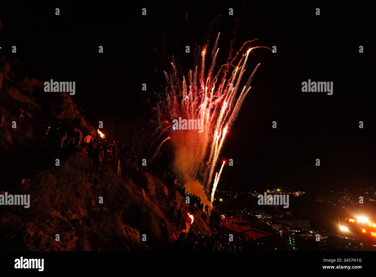 Des feux d'artifice illuminent la ville d'Akre dans la région du Kurdistan, lors des célébrations du jour du Novruz, un festival marquant le premier jour du printemps, du nouvel an kurde et persan. Nowruz, également connu sous le nom de nouvel an kurde et persan, est une célébration séculaire marquant l'arrivée du printemps et le début de la nouvelle année dans le calendrier persan. Observé par des millions de personnes à travers le moyen-Orient, l'Asie centrale, et au-delà, il symbolise le renouveau, l'espoir, et le triomphe de la lumière sur les ténèbres. Le festival comprend des traditions telles que des réunions de famille, des repas festifs et la préparation d'une table-an 'Haft-Seen' Banque D'Images Des feux d'artifice illuminent la ville d'Akre dans la région du Kurdistan, lors des célébrations du jour du Novruz, un festival marquant le premier jour du printemps, du nouvel an kurde et persan. Nowruz, également connu sous le nom de nouvel an kurde et persan, est une célébration séculaire marquant l'arrivée du printemps et le début de la nouvelle année dans le calendrier persan. Observé par des millions de personnes à travers le moyen-Orient, l'Asie centrale, et au-delà, il symbolise le renouveau, l'espoir, et le triomphe de la lumière sur les ténèbres. Le festival comprend des traditions telles que des réunions de famille, des repas festifs et la préparation d'une table-an 'Haft-Seen' Banque D'Images
