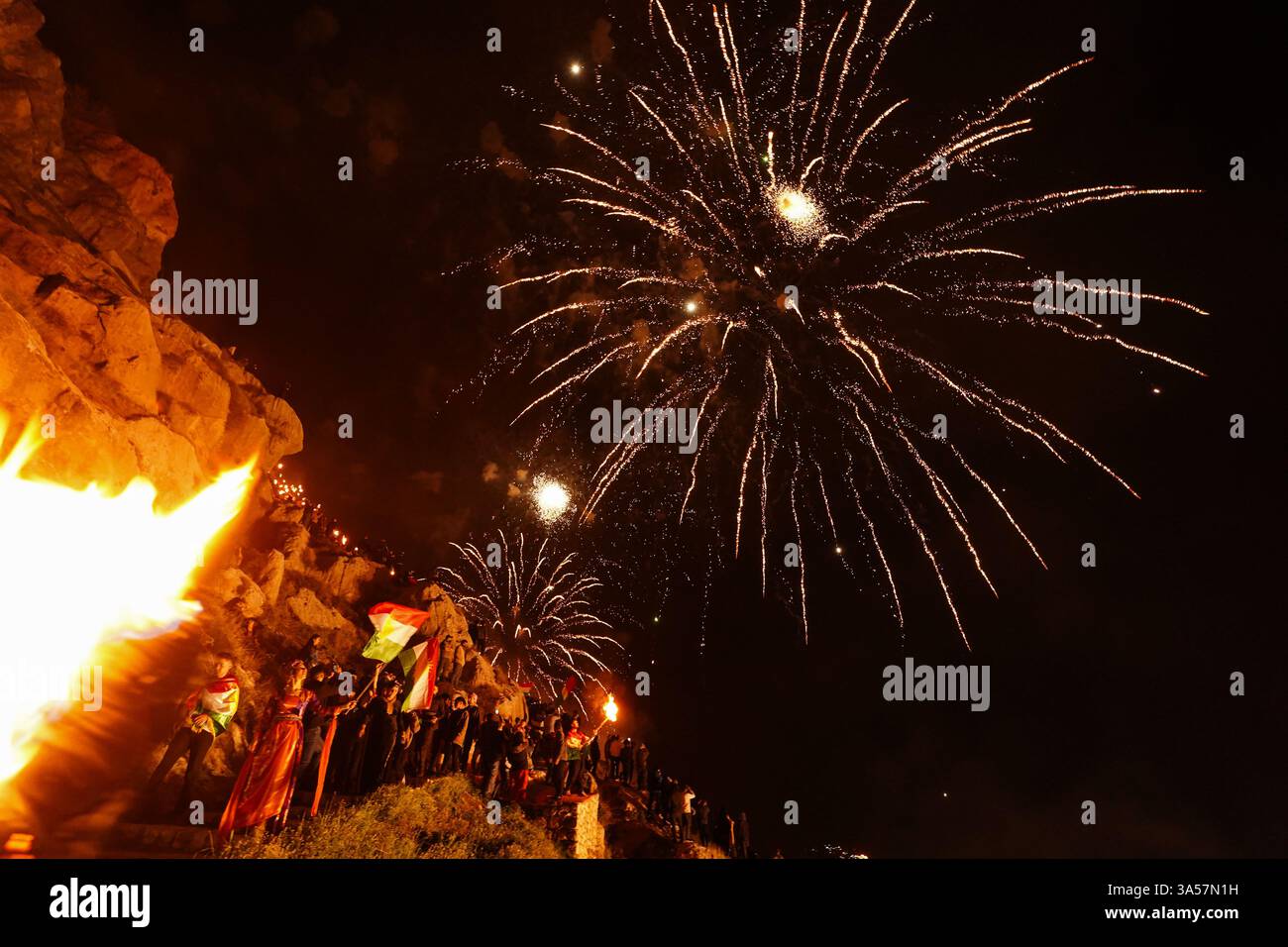 Des feux d'artifice illuminent la ville d'Akre dans la région du Kurdistan, lors des célébrations du jour du Novruz, un festival marquant le premier jour du printemps, du nouvel an kurde et persan. Nowruz, également connu sous le nom de nouvel an kurde et persan, est une célébration séculaire marquant l'arrivée du printemps et le début de la nouvelle année dans le calendrier persan. Observé par des millions de personnes à travers le moyen-Orient, l'Asie centrale, et au-delà, il symbolise le renouveau, l'espoir, et le triomphe de la lumière sur les ténèbres. Le festival comprend des traditions telles que des réunions de famille, des repas festifs et la préparation d'une table-an 'Haft-Seen' Banque D'Images Des feux d'artifice illuminent la ville d'Akre dans la région du Kurdistan, lors des célébrations du jour du Novruz, un festival marquant le premier jour du printemps, du nouvel an kurde et persan. Nowruz, également connu sous le nom de nouvel an kurde et persan, est une célébration séculaire marquant l'arrivée du printemps et le début de la nouvelle année dans le calendrier persan. Observé par des millions de personnes à travers le moyen-Orient, l'Asie centrale, et au-delà, il symbolise le renouveau, l'espoir, et le triomphe de la lumière sur les ténèbres. Le festival comprend des traditions telles que des réunions de famille, des repas festifs et la préparation d'une table-an 'Haft-Seen' Banque D'Images