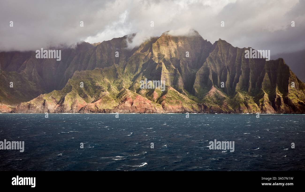 Vue sur la côte de Napali depuis l'océan Banque D'Images