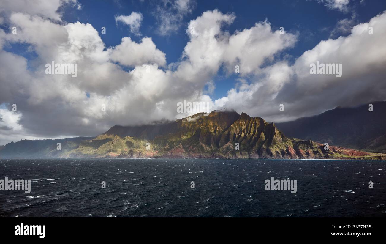 Vue sur la côte de Napali depuis l'océan Banque D'Images