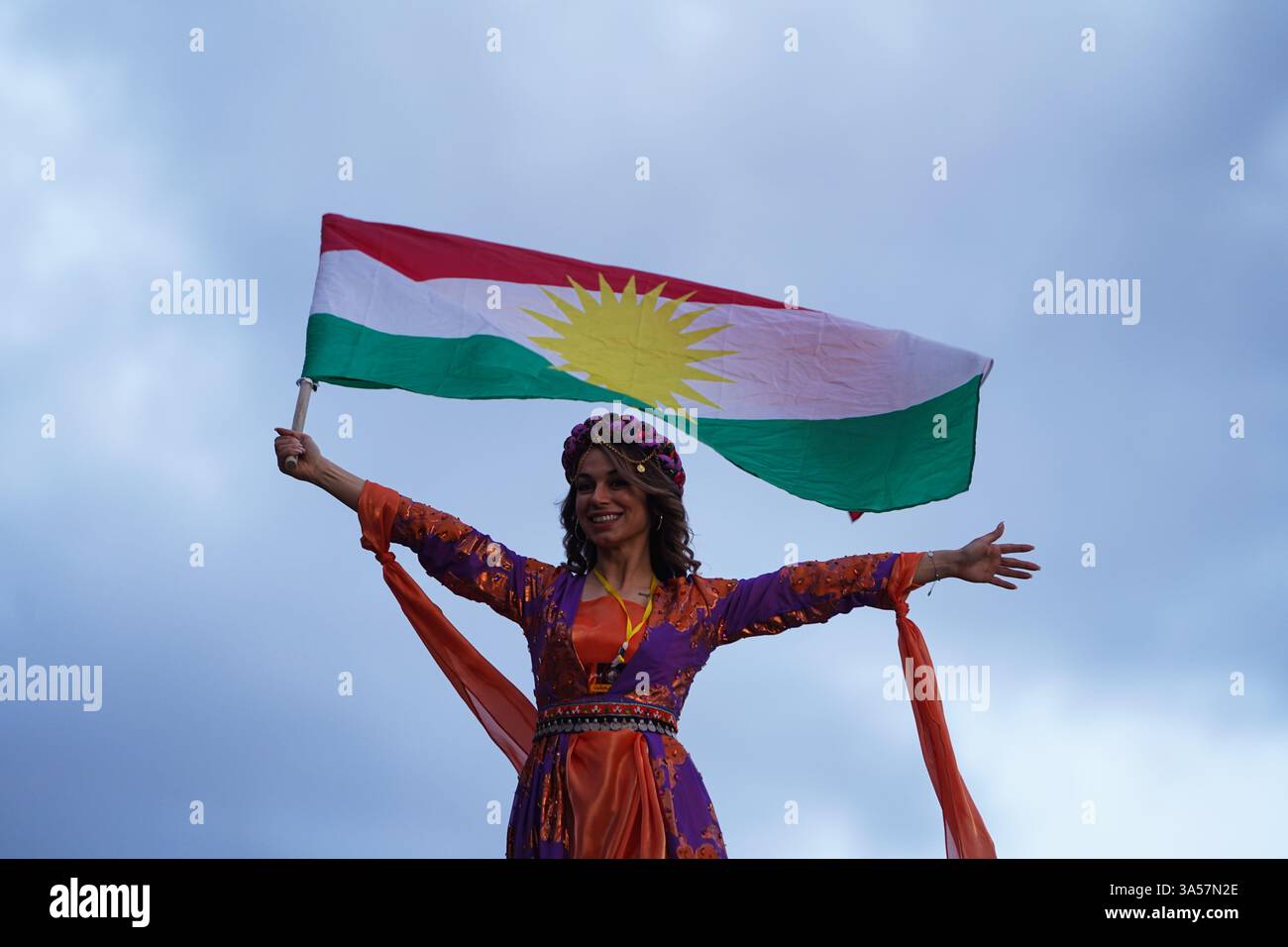 Une femme kurde irakienne agite un drapeau du Kurdistan lors des célébrations du jour du Novruz, un festival marquant le premier jour du printemps, nouvel an kurde et persan, dans la ville d'Akre, dans la région du Kurdistan. Nowruz, également connu sous le nom de nouvel an kurde et persan, est une célébration séculaire marquant l'arrivée du printemps et le début de la nouvelle année dans le calendrier persan. Observé par des millions de personnes à travers le moyen-Orient, l'Asie centrale, et au-delà, il symbolise le renouveau, l'espoir, et le triomphe de la lumière sur les ténèbres. Le festival comprend des traditions telles que les réunions de famille, les repas festifs et la Prepa Banque D'Images Une femme kurde irakienne agite un drapeau du Kurdistan lors des célébrations du jour du Novruz, un festival marquant le premier jour du printemps, nouvel an kurde et persan, dans la ville d'Akre, dans la région du Kurdistan. Nowruz, également connu sous le nom de nouvel an kurde et persan, est une célébration séculaire marquant l'arrivée du printemps et le début de la nouvelle année dans le calendrier persan. Observé par des millions de personnes à travers le moyen-Orient, l'Asie centrale, et au-delà, il symbolise le renouveau, l'espoir, et le triomphe de la lumière sur les ténèbres. Le festival comprend des traditions telles que les réunions de famille, les repas festifs et la Prepa Banque D'Images