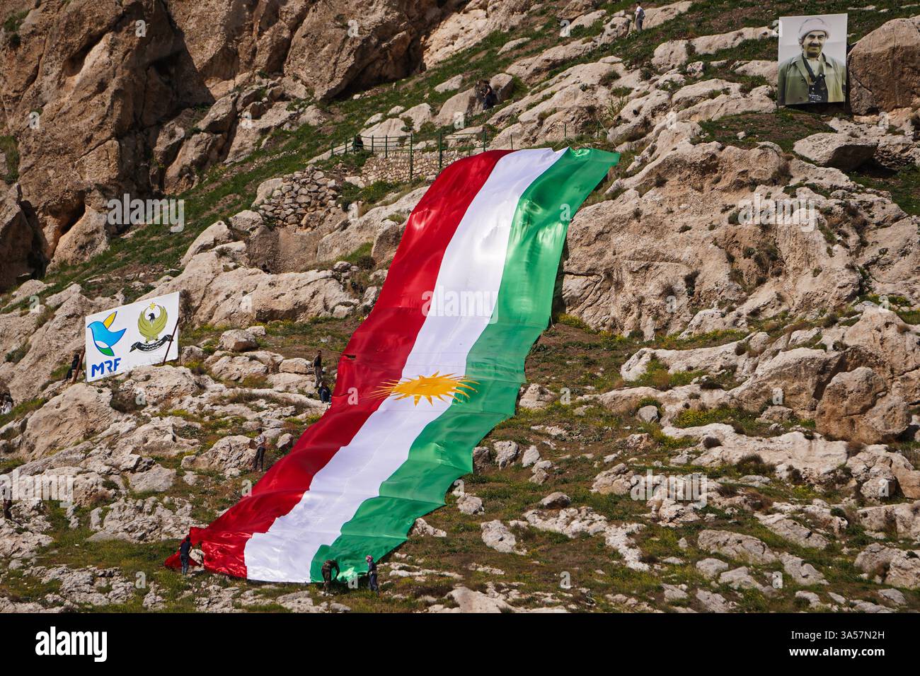 Vue générale d'un immense drapeau du Kurdistan placé sur une montagne dans la ville d'Akre dans la région du Kurdistan, lors des célébrations du jour du Novruz, un festival marquant le premier jour du printemps, le nouvel an kurde et persan. Nowruz, également connu sous le nom de nouvel an kurde et persan, est une célébration séculaire marquant l'arrivée du printemps et le début de la nouvelle année dans le calendrier persan. Observé par des millions de personnes à travers le moyen-Orient, l'Asie centrale, et au-delà, il symbolise le renouveau, l'espoir, et le triomphe de la lumière sur les ténèbres. Le festival comprend des traditions telles que les réunions de famille, les repas de fête, et Banque D'Images Vue générale d'un immense drapeau du Kurdistan placé sur une montagne dans la ville d'Akre dans la région du Kurdistan, lors des célébrations du jour du Novruz, un festival marquant le premier jour du printemps, le nouvel an kurde et persan. Nowruz, également connu sous le nom de nouvel an kurde et persan, est une célébration séculaire marquant l'arrivée du printemps et le début de la nouvelle année dans le calendrier persan. Observé par des millions de personnes à travers le moyen-Orient, l'Asie centrale, et au-delà, il symbolise le renouveau, l'espoir, et le triomphe de la lumière sur les ténèbres. Le festival comprend des traditions telles que les réunions de famille, les repas de fête, et Banque D'Images